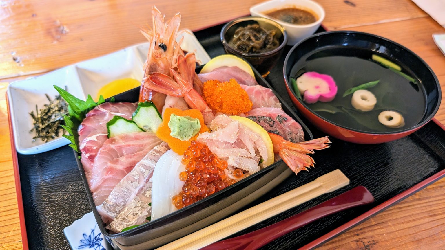 【画像】貴殿らはこの「船上の刺身定食2500円税込」にいくら払える？  [743999204]->画像>4枚 